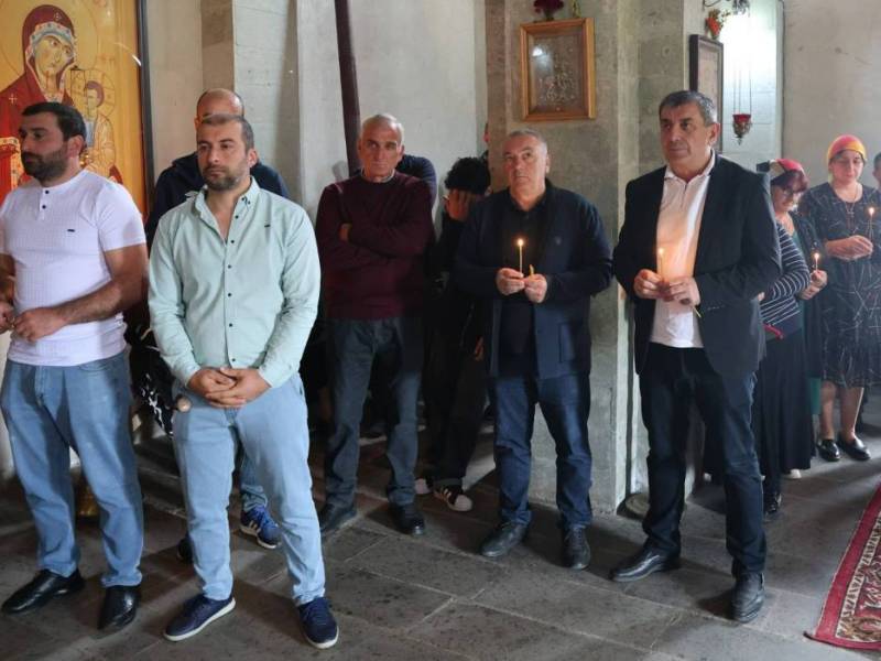 ცაგერის მუნიციპალიტეტის მერის მოვალეობის შემსრულებელი რევაზ ახვლედიანი ღვთისმშობლობის სადღესასწაულო წირვას დაესწრო
